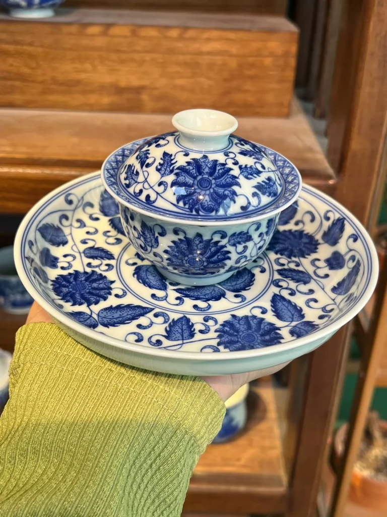 Scrolling Lotus Gaiwan